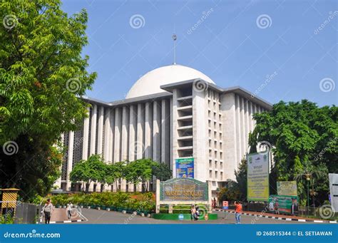 Jakarta Indonesia 16 May 2011 Istiqlal Mosque Seen From The Front