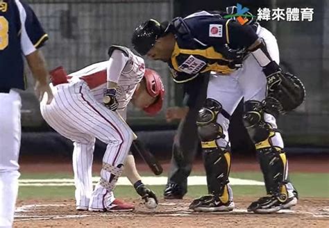 討論 打者碰反彈球 主審也恍神 Baseball板 Disp Bbs