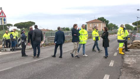 Maltempo Ravenna Sacchi Di Sabbia Sul Ponte Di Mezzano In Lieve Calo