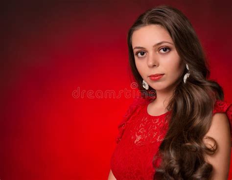 Portrait De Jeune Fille De Brune Dans Une Robe Rouge Sur Le Fond Rouge Photo Stock Image Du