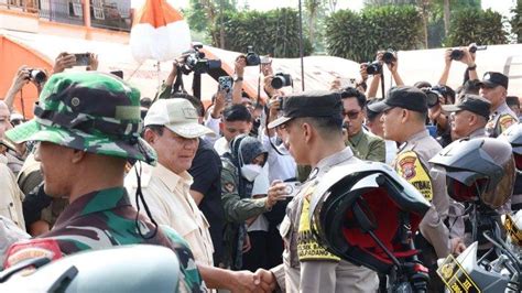 Momen Prabowo Kunjungi Korban Erupsi Gunung Marapi Sampaikan