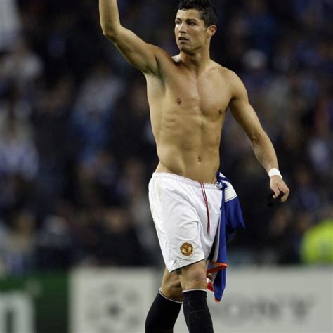 Cristiano Ronaldo Presume De Abdominales En El Campo De F Tbol