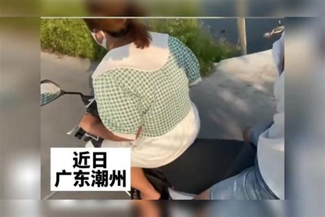 男子和女友吵架后坐在一辆摩托车上，一个往前，一个使劲靠后，从没觉得这么宽敞过摩托车女友男子