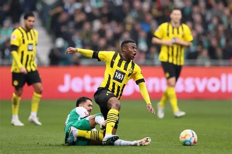 Borussia Dortmund S Youssoufa Moukoko Suffers Injury Against Werder