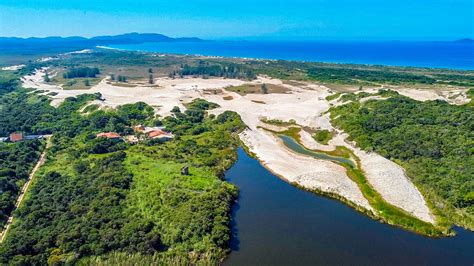 Praia do Peró em Cabo Frio tem dunas e águas cristalinas