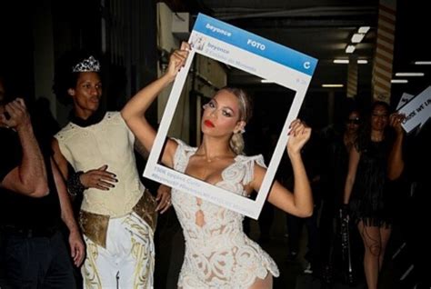 Beyoncè prende in giro le star su Instagram con l autoscatto ironico