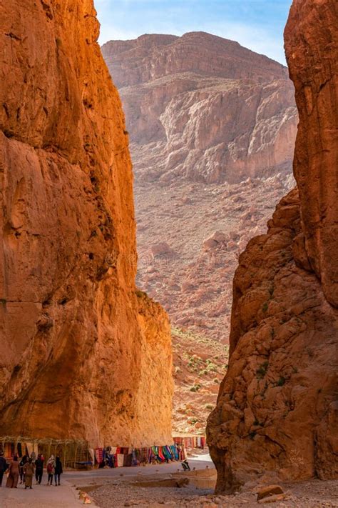 Todra Gorge Morocco Cerca De Setembro De Um Cara Andando No