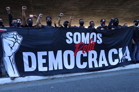 Torcedores Nas Ruas Não é Briga De Torcida é Luta Pela Democracia