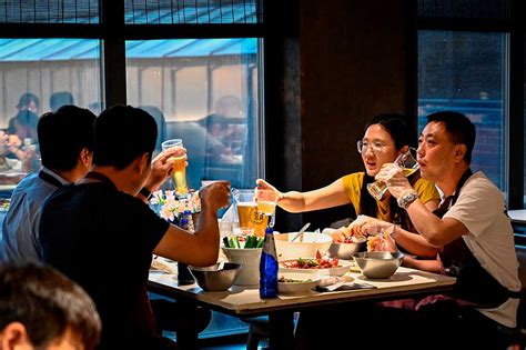 Los Pekineses Celebran La Reapertura De Los Restaurantes La Razón