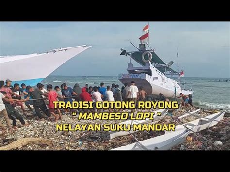 Tradisi Gotong Royong Menarik Perahu Nelayan Mandar Mambeso Lopi