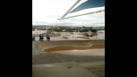 Moradores usam barco para atravessar pista de skate em Sorocaba vídeo