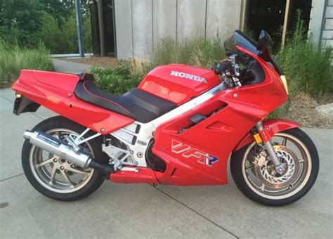 RC36 – 1991 Honda VFR750F | Bike-urious