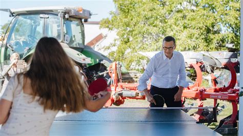 Morawiecki chwali się grą w tenisa stołowego Czy stołem można palić w