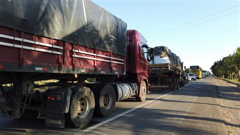 A Gazeta Acidente Com Carreta Interdita Trecho Da Br 101 Em Linhares