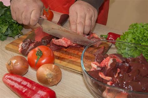 Carne Del Corte Del Carnicero En Cocina Hombre En La Cocina Que Corta