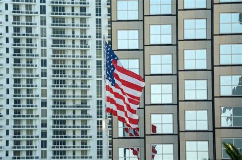 Bandeira americana acenando em frente ao horizonte de miami vista aérea