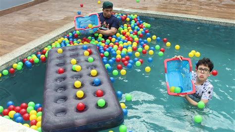 Brincadeira Da Bolinha Colorida Na Piscina Youtube