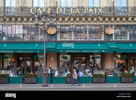 Paris France 22 Juillet 2017 Celebre Cafe De La Paix Avec Les Gens Et