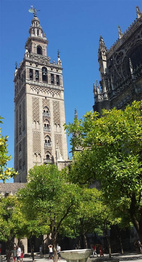 Giralda, Catedral de Sevilla, Spain [1996x3674][OC] : r/ArchitecturePorn