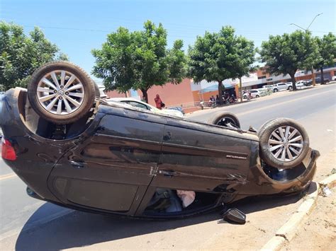 Jovem Sem Habilitação Fica Ferido Após Carro Colidir Contra árvore E