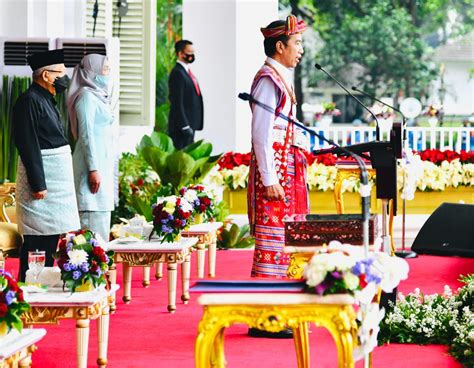 Presiden Jokowi Berbaju Adat Ntt Saat Pimpin Upacara Hut Ri Di Istana