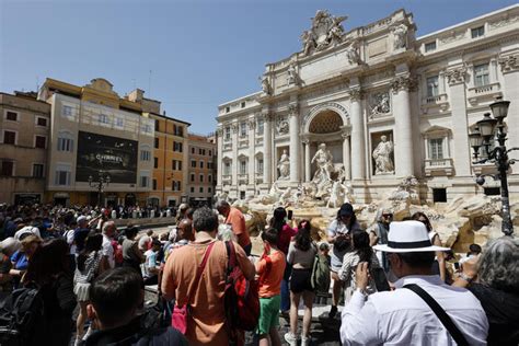 Tenta Bagno Nella Fontana Di Trevi Multata Notizie Ansa It