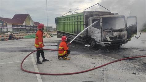 FUSO TERBAKAR DI REST AREA KM 20 TOL BAKTER BERHASIL DIPADAMKAN DAMKAR