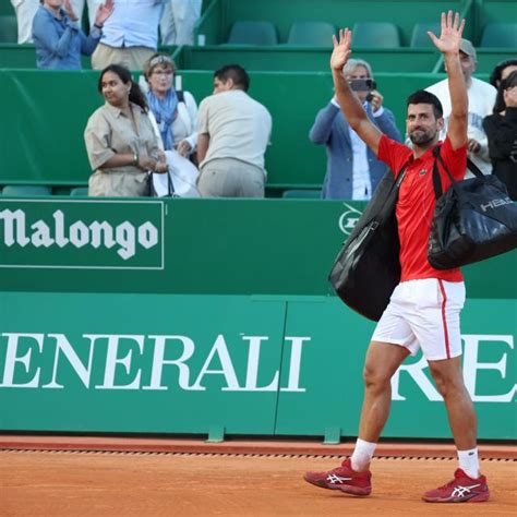 Troph Es Laureus Novak Djokovic Lu Sportif De L Ann E L Quipe