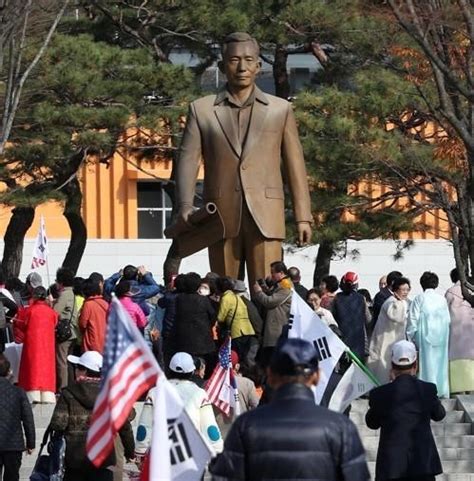 이슈 대구에 박정희 동상 2개 세운다野·시민단체 청천벽력 강력 반발