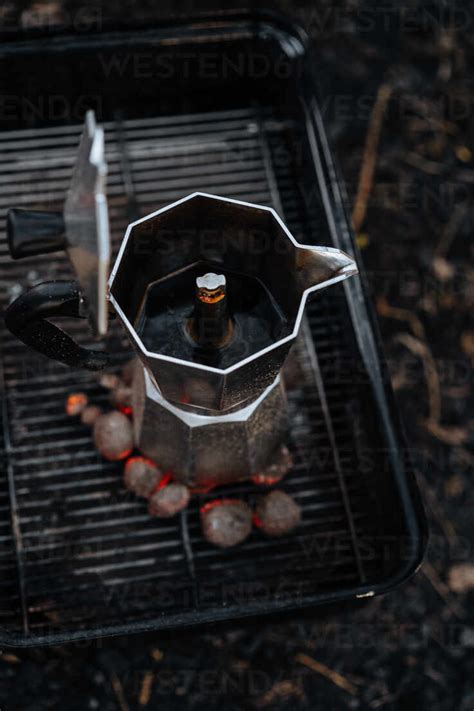 Kaffee In Der Kaffeemaschine Auf Dem Herd Ber Der Warmen Holzkohle In