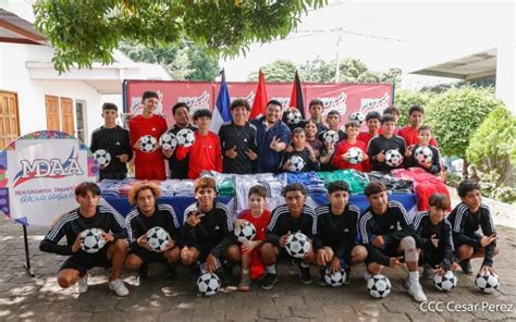 Movimiento Alexis Arg Ello Entrega Material Deportivo Y Uniformes