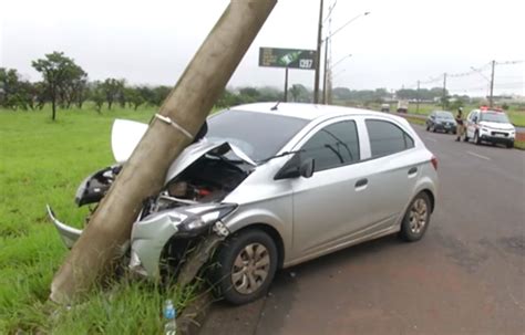 Motorista bate de frente em poste nesta manhã de chuva e neblina em