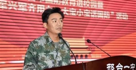 王寶強曬軍裝致敬建軍節，很榮幸能出演軍人形象，許三多又回來了 壹讀