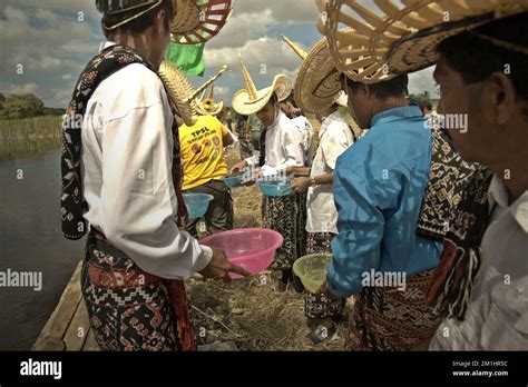 Les anciens de la communauté traditionnelle vêtus d une tenue