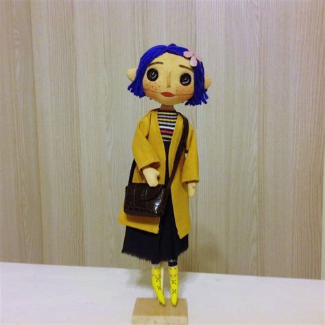 Film Coraline, Coraline Doll, Coraline Button Eyes, Yellow Raincoat ...