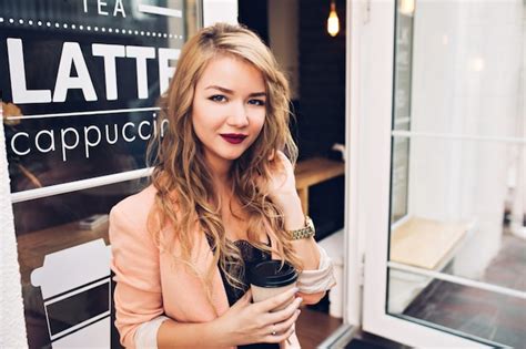 Portrait Jolie Fille Blonde Aux Cheveux Longs Se Détendre Sur La Terrasse Du Café Elle A Des