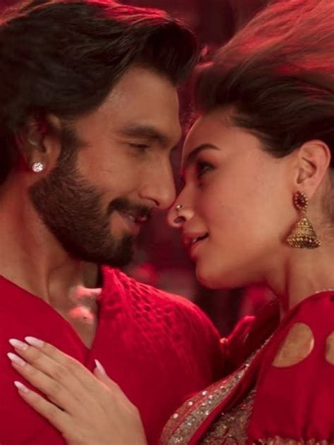 Rarkpk Song Dhindhora Baje Re Watch Alia Bhatt Ranveer Singh Groove To The Groovy Durga Puja Song