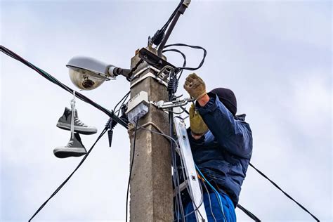 Por que pendurar tênis nos fios de energias Significados e curiosidades