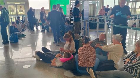 Catania caos in aeroporto il difficile ritorno alla normalità dopo lo