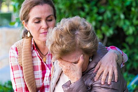 770 Crying Grandma Photos Taleaux Et Images Libre De Droits Istock