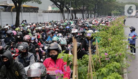 Foto Ribuan Sepeda Motor Serbu Pelabuhan Merak Foto Liputan