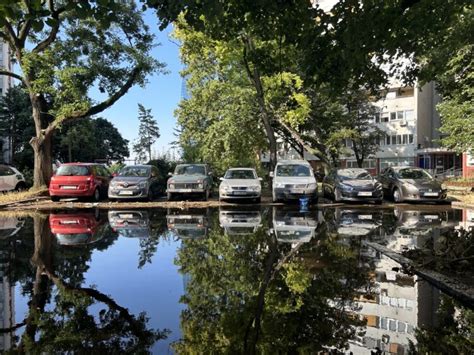 Novi Beograd pod vodom U Bloku 38 poplava građani bez čizmi ne mogu