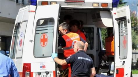 Tragedia A Orta Di Atella Operaio Muore Schiacciato Da Un Cancello