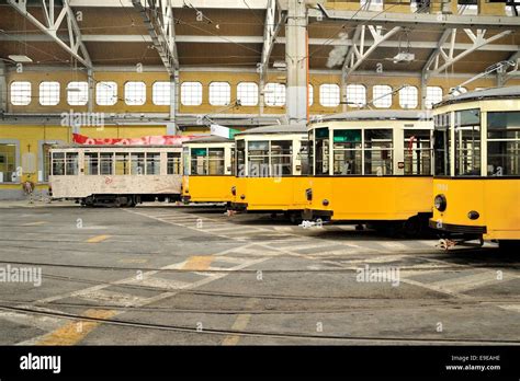 Classe ATM 1500 Tram Milano Italia Leoncavallo Depot Foto Stock Alamy