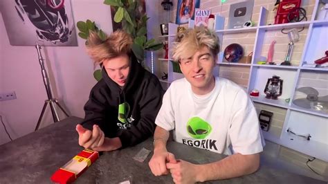 Егорик, Очень маленький телефон! - YouTube