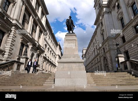 Robert Clive statue, Major General Robert Clive, Clive Steps, London ...