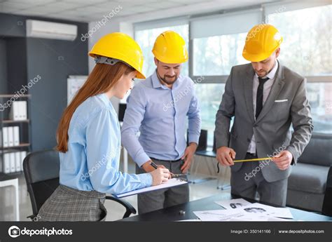 Grupo Ingenieros Trabajando Oficina fotografía de stock serezniy