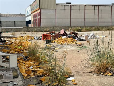 Quejas Por La Acumulaci N De Basuras En El Pol Gono Industrial El Portal