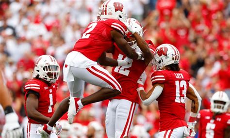 Twitter Reacts To Wisconsin Cb Ricardo Hallmans One Handed