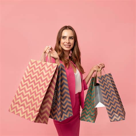 Mujer Elegante Con Bolsas De La Compra Foto Gratis